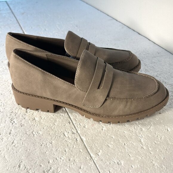 Me Too NWOT SZ 7.5 Tan Suede Penny Loafer Preppy Academia Modern Essential - Picture 1 of 8